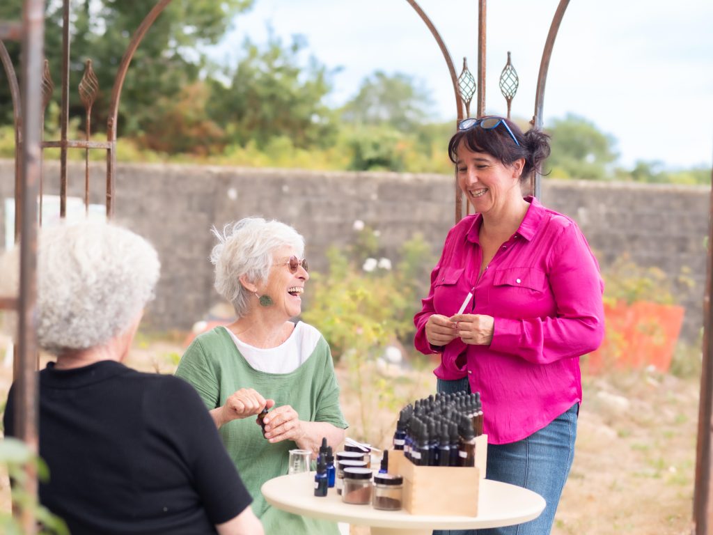 ambiance conviviale et joyeuse lors de l'atelier au jardin